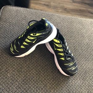 👟Nike kids AIRMAX black and green sneakers👟